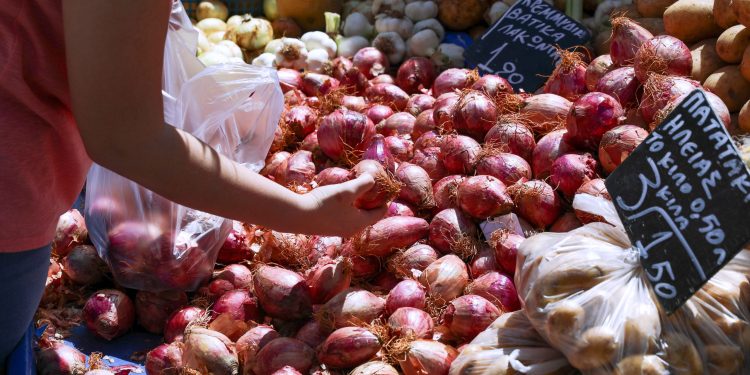 Αναστέλλεται η απεργία στις λαϊκές αγορές