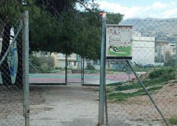 Είσοδος δημόσιου πάρκου στην Αγία Παρασκευή χωρίς πόρτα προστασίας