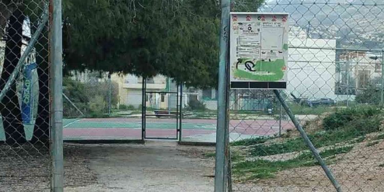 Είσοδος δημόσιου πάρκου στην Αγία Παρασκευή χωρίς πόρτα προστασίας