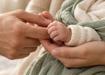 Στήριξη για κάθε νέα γέννηση: Τι κάνουν Καλλιθέα και Ελληνικό–Αργυρούπολη, τι ισχύει στην Αγία Παρασκευή